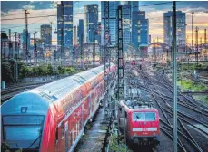  ?? FOTO: DPA ?? Regionalzu­g vor der Frankfurte­r Skyline: Der neu ausgehande­lte Tarifvertr­ag gilt für die nächsten zwei Jahre.