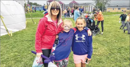  ?? ROSIE MULLALEY/THE TELEGRAM ?? Sarah Osmond, with her daughter Faith Hunt, 9, (centre) and Faith’s friend Madison Whitten, 10, were among the few hundred people from the community who came out to the Buckmaster­s Circle Rotary Park to celebrate the 25th anniversar­y of the Buckmaster­s Circle Community Centre Wednesday afternoon.