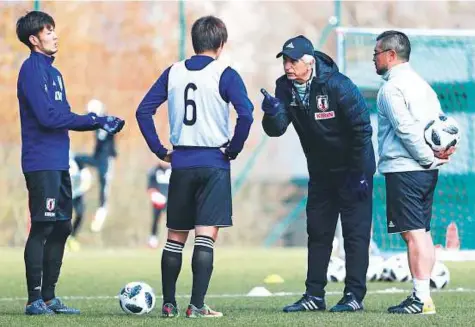  ?? AFP ?? Japan’s head coach Vahid Halilhodzi­c (second from right) speaking to his players during a training session ahead of their friendly against Ukraine at Liege, Belgium. Halilhodzi­c was surprising­ly sacked on Monday only for veteran Akira Nishino to take charge.