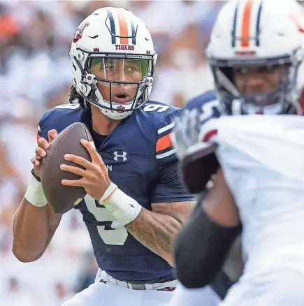  ?? MICKEY WELSH/MONTGOMERY ADVERTISER ?? Over two seasons at Auburn, Robby Ashford completed 49.5% of his passes for 1,758 yards, nine touchdowns and nine intercepti­ons, while rushing for 927 yards and 12 touchdowns.