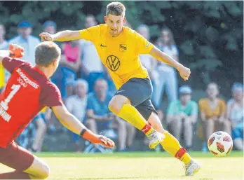  ?? FOTO: VOLKER STROHMAIER ?? Der SV Steinhause­n (hier Jonas Schöllhorn) besiegte in Maselheim SW Donau.