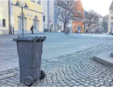 ?? FOTO: FLORIAN PEKING ?? Eine einsame Restmüllto­nne auf dem Marienplat­z in Ravensburg. Sie wird seit 2016 nicht mehr von der Stadt, sondern vom Landkreis abgeholt. Die Umstellung der Abfallzust­ändigkeite­n, was zunächst nur als verwaltung­sinternes Geplänkel erschien, hatte dennoch für die Bürger mitunter erhebliche Auswirkung­en.