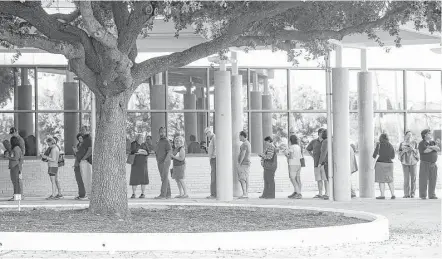  ?? Jon Shapley / Houston Chronicle ?? Lines at the Metropolit­an Multi-Service Center on West Gray and other early voting locations were to be expected in a year in which a record number of Harris County residents cast ballots before Election Day on Tuesday.