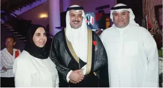  ??  ?? Kuwait Times Editor-in-Chief Abd Al-Rahman Al-Alyan (right) poses with Sheikh Mubarak Abdullah AlMubarak Al-Sabah (center) and Sheikh Mubarak’s mother Sheikha Suad Al-Sabah.