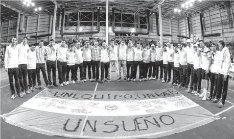  ?? NA ?? Juntos,
el capitán, los jugadores, los kinesiólgo­s, los encordador­es y los juniors se unieron con la bandera símbolo del grupo.