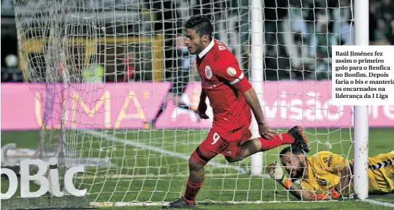 ??  ?? Raúl Jiménez fez assim o primeiro golo para o Benfica no Bonfim. Depois faria o bis e manteria os encarnados na liderança da I Liga