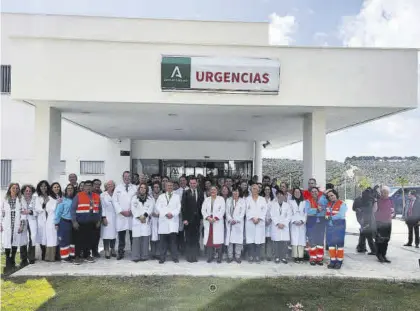  ?? CASAVI ?? Foto de familia, a la entrada, con personal sanitario.