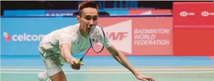  ??  ?? Lee Chong Wei stretches to return a shot against Tommy Sugiarto in the semi-final of the Malaysia Open at the Axiata Arena in Bukit Jalil yesterday. PIC BY EIZAIRI SHAMSUDIN