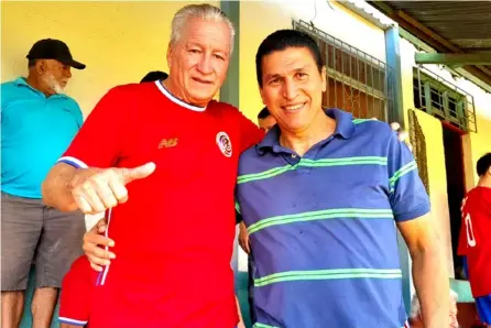  ?? cORTEsÍA ?? Hermidio Barrantes (derecha) se reencontró con Claudio Jara en la actividad benéfica en favor de Edwin Sarapiquí Salazar. Ambos integraron la Selección que participó en Italia 90.