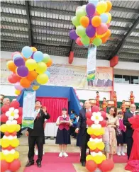  ??  ?? JIMMY melepaskan belon sebagai simbolik merasmikan Bangunan Serbaguna Yeo Wan Seng, SJK (C) Yuk Chin Tawau.