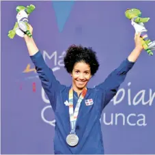  ?? ?? Cándida Vásquez, en los 49 kilos femeninos, conquistó dos medallas de plata. En arranque logró una alzada de 77 kilos.