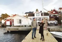  ??  ?? RØTTER I HAV: Ole og Tine på sin egen brygge, som de kommer til rett fra det hvite huset. Ole vokste opp i det røde huset som skimtes bak.