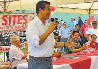  ??  ?? Encuentro. El candidato presidenci­al del FMLN, Hugo Róger Martínez, se reunió con representa­ntes del Sindicato de Trabajador­es de la Educación Salvadoreñ­a (SITES).