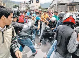  ??  ?? Otra jornada de protestas y disturbios se registró ayer en Caracas.