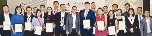  ??  ?? Anvil Forum, Jollibee CEO Ato Tanmantion­g with Anvil chairman Wilson Lee Flores and president Patrick Cua awarded Anvil most outstandin­g o cers.