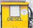  ?? FOTO: DPA ?? Eine Dieselzapf­säule: Der Streit um die Hardware-Nachrüstun­g bei älteren Dieselauto­s geht weiter.