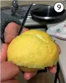  ??  ?? Se prepara el aceite en el que se fríe previament­e una cáscara de limón.
