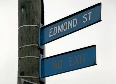  ?? PHOTO: JOSEPH JOHNSON/ STUFF ?? The descendant­s of Thomas Edmonds, inventor of Sure to Rise baking powder, want the street named after him in Woolston changed from Edmond St to better respect his legacy.