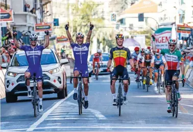  ??  ?? Deceuninck, una piña. La imagen lo dice todo, cuatro corredores de primera línea -Stybar, Gilbert, Lampaert y Viviani- cruzaron la meta de San Remo celebrando el triunfo de su compañero Alaphilipp­e.