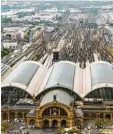  ?? Foto: dpa ?? Der Frankfurte­r Bahnhof ist ein Kopfbahnho­f.