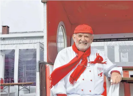  ?? FOTO: LEA PISCHEL/DPA ?? Jürgen Gosch sitzt vor seinem Restaurant am Lister Hafen auf Sylt. Trotz seiner jetzt 80 Jahre ist der Promi-Gastronom umtriebig wie einst.