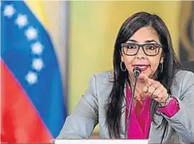  ??  ?? “Se van a casa”. Delcy Rodríguez formalizó el anuncio.