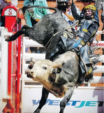  ?? AL CHAREST ?? Montana cowboy Jess Lockwood hangs on as he rides Goose Bumps to a score of 87.50 to win the bull riding event and $5,500 in prize money during Friday’s rodeo competitio­n at the Stampede.