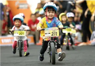  ?? RIANA SETIAWAN/JAWA POS ?? BERSEMANGA­T: Sebagian peserta Taxi Balance Bike Competitio­n di Oval Atrium Ciputra World Surabaya kemarin.