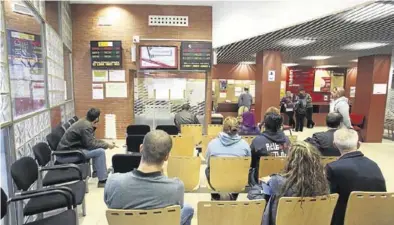  ?? EL PERIÓDICO ?? Parados en una oficina de empleo de Zaragoza.