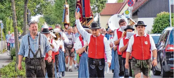  ?? Archivfoto­s: Hieronymus Schneider ?? Aktive Vereine sind ein großer Gewinn für Klosterlec­hfeld – hier beim Festumzug zum Pfingstmar­kt im Juni.