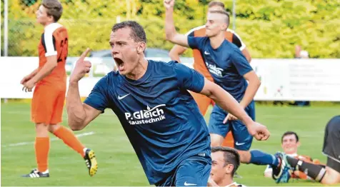  ?? Foto: Ernst Mayer ?? Soeben hat der Ziemetshau­ser Alexander Zott das Tor zum zwischenze­itlichen 1:1 erzielt. Auch am Ende jubelte der Bezirkslig­a Absteiger.