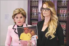  ??  ?? De advocaat van Jessica Drake, Gloria Allred, wijst een foto van Drake en Trump tijdens de persconfer­entie. (The Straits Times)