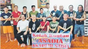  ??  ?? KENANGAN: Mabong (duduk, dua kiri) merakamkan gambar bersama peserta kelas Kuntau Tembung Kayu Pandak ASADIA. Turut kelihatan Guro Felix (duduk, tengah) dan Melvin (duduk kanan).