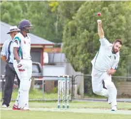  ??  ?? Dean Henwood continues his bowling spell for Garfield-Tynong at Dowton Park in division one action on Saturday afternoon.