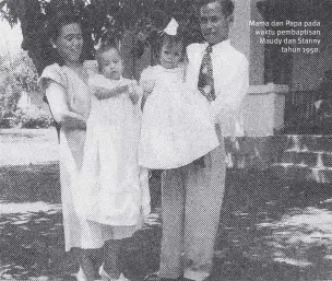  ??  ?? Mama dan Papa pada waktu pembaptisa­n Maudy dan Stanny
tahun 1950.