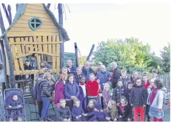  ??  ?? L’équipe municipale et les enfants de la commune devant la cabane du jardin des pirates.