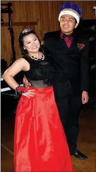  ?? Photo by Mike Eckels ?? Michelle Vang (left) and Marck Guadarrama prepare for their first dance as the 2017 Decatur High School prom king and queen April 14.