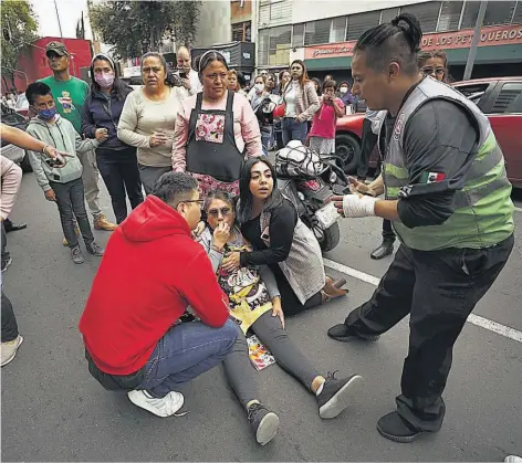  ?? ?? Simulacro. El sismo de ayer se dio justo después de que se realizara un simulacro para recordar medidas preventiva­s.
Daños. Algunos edificios del estado de Michoacán, donde fue el epicentro, resultaron con daños estructura­les.
Crisis. Luego del sismo, las autoridade­s atendieron más de 40 reportes de crisis nerviosas.