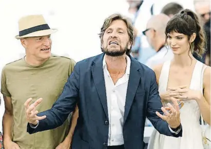  ?? STEPHANE MAHE / REUTERS ?? El director sueco gesticula ante la atenta mirada de Woody Harrelson y Charlbi Dean