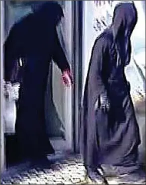  ??  ?? Disguised: A CCTV image of the robbers wearing burkas during the raid