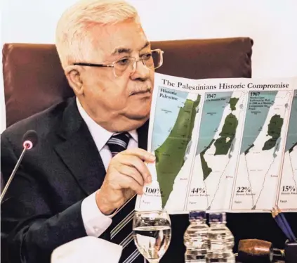  ?? AFP ?? El presidente de la Autoridad Palestina, Mahmud Abas, presentó varios mapas de los territorio­s palestinos e israelíes, esta sábado, durante una conferenci­a de prensa en El Cairo, Egipto.