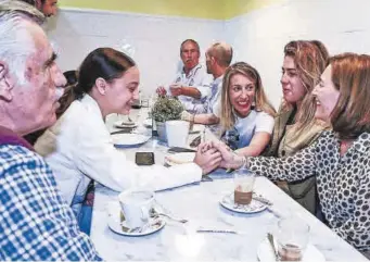  ?? EL PERIÓDICO ?? Disfrutó de un desayuno en familia en la churrería de su tía. ▷