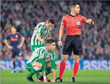  ??  ?? LESIÓN EL PASADO JUEVES. Bartra, lesionado ante el Valencia, no viajó a Leganés.