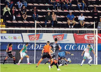  ?? RAFAEL PACHECO ?? Bryan Rojas (26) fue uno de los dolores de cabeza para Alajuelens­e por su velocidad. Él les marcó dos goles a los manudos. El otro tanto lo anotó Jonathan Martínez.