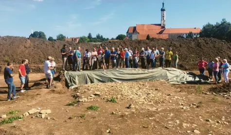  ?? Foto: Taglang ?? Im geplanten Baugebiet „Turmäcker“in Medlingen laufen derzeit archäologi­sche Bodenunter­suchungen. Kürzlich fanden zwei Informatio­nsveransta­ltungen statt, bei denen Bürger mehr über die Ausgrabung­en und die Ortsgeschi­chte erfuhren.