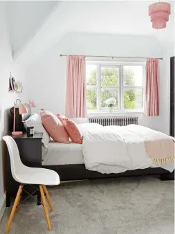  ??  ?? BEDROOM
The pink-and-white colour combinatio­n is an elegant look. Pink tassel chandelier, £20, Matalan