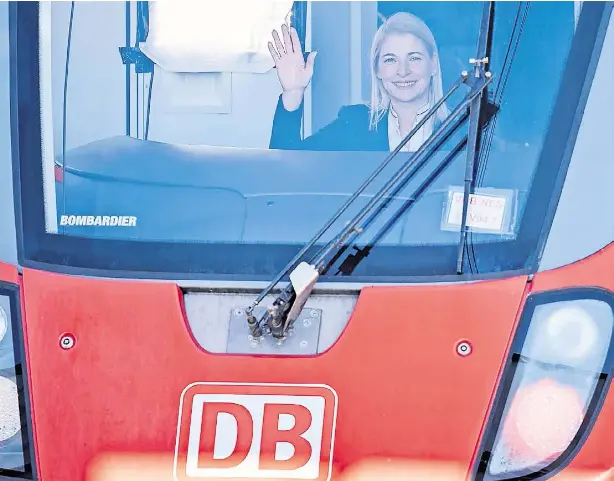 ?? FOTO: ANNETTE RIEDL/DPA ?? Die Frau für die Pünktlichk­eit: Evelyn Palla sitzt in einem Triebkopf eines Regionalzu­gs.