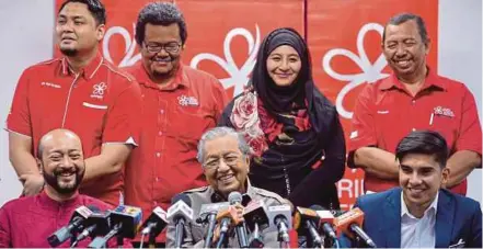  ?? [FOTO BERNAMA] ?? Dr Mahathir bersama Timbalan Presiden BERSATU, Datuk Seri Mukhriz Mahathir (duduk kiri) Ketua Pemuda BERSATU, Syed Saddiq Syed Abdul Rahman (duduk kanan) dan ahli BERSATU pada sidang media di Menara Yayasan Selangor, Petaling Jaya, semalam.