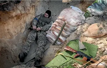  ?? GETTY IMAGES ?? A member of a Ukrainian Territoria­l Defence unit practises putting on a tourniquet at a defensive position on the outskirts of Kyiv yesterday. Russian forces remain on the outskirts of the Ukrainian capital, but their advance has stalled in recent days, even as Russian air strikes – and pieces of intercepte­d missiles – pound residentia­l areas in Kyiv and other cities.