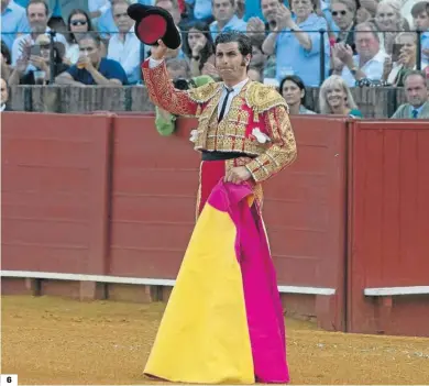  ?? ?? 6. El diestro cigarrero salió al tercio a saludar tras una sonora ovación de bienvenida antes de la lidia del primer astado.